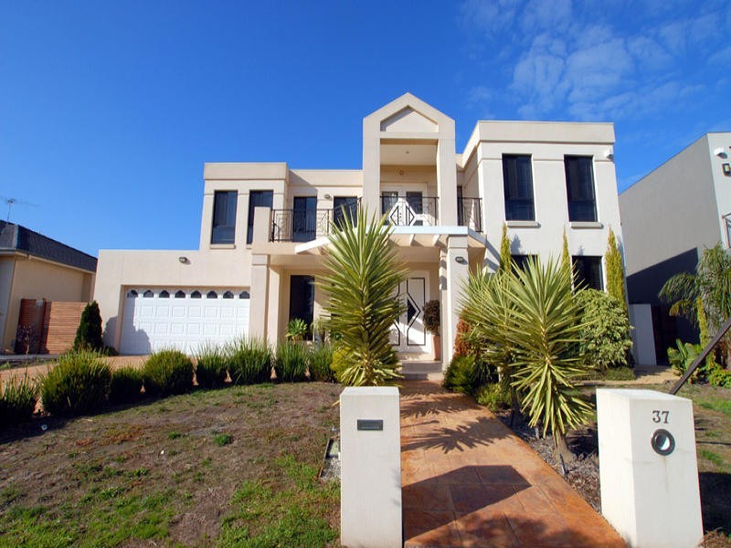 37 Macquarie Circle, Waterways VIC 3195