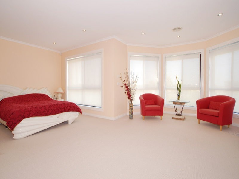 37 Macquarie Circle, Waterways VIC 3195