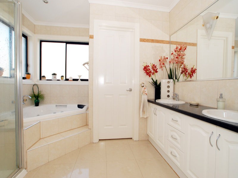 37 Macquarie Circle, Waterways VIC 3195