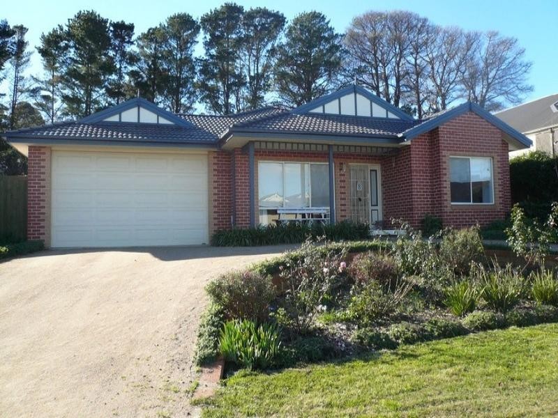 8 Lochgreen View, Cranbourne VIC 3977