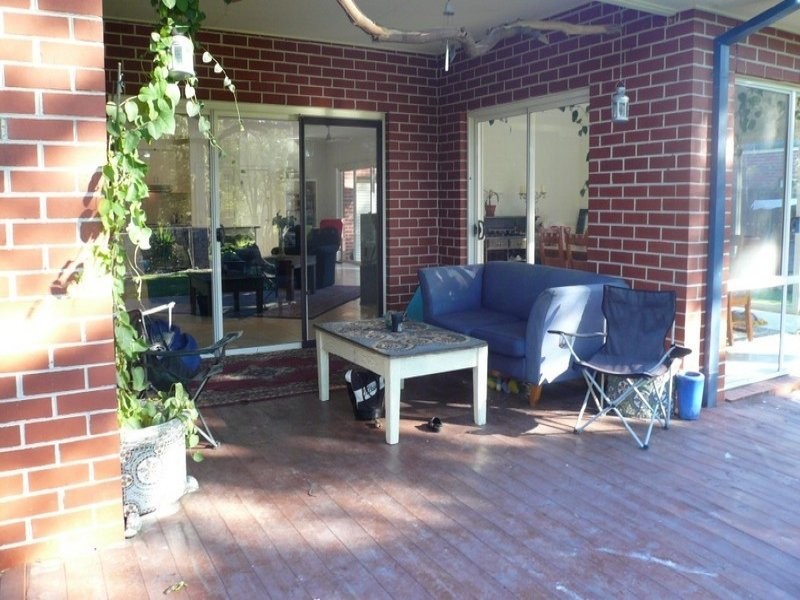 8 Lochgreen View, Cranbourne VIC 3977