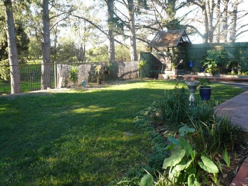 8 Lochgreen View, Cranbourne VIC 3977