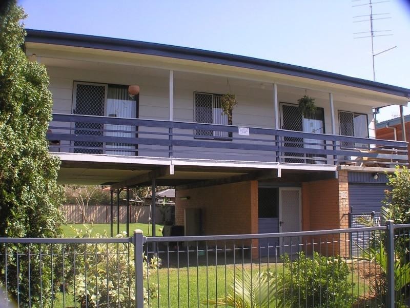 9 Windsor Rd, Berkeley Vale NSW 2261