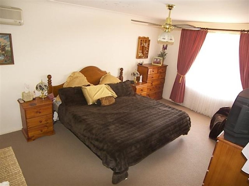 15 Carlon Crescent, Farmborough Heights NSW 2526