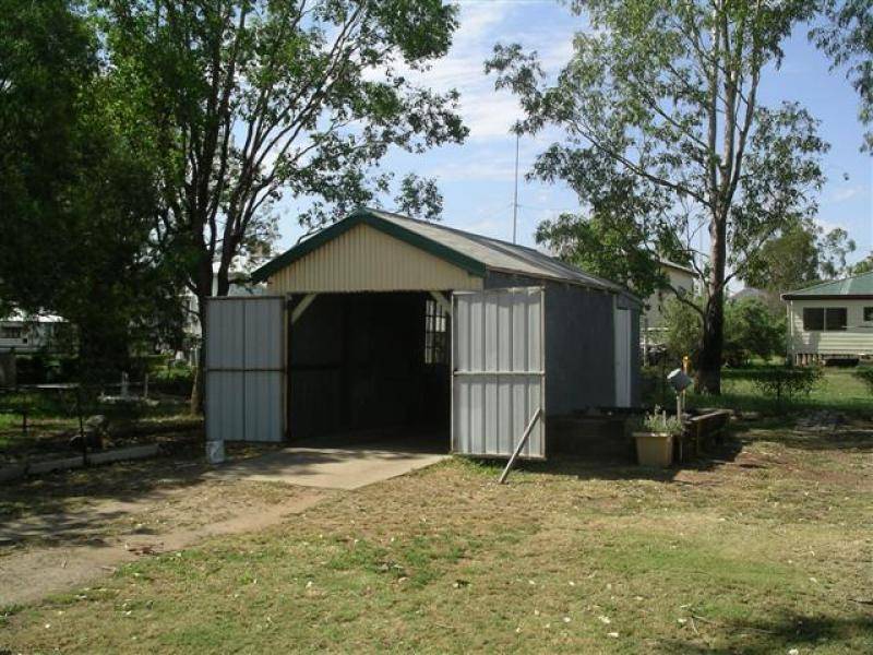 16 Hoffman St, Roma QLD 4455