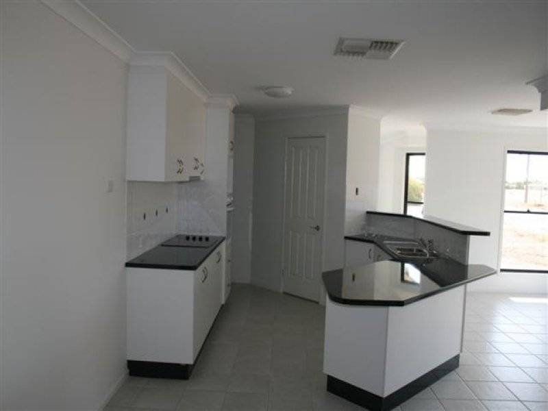 124 Bowen St, Roma QLD 4455