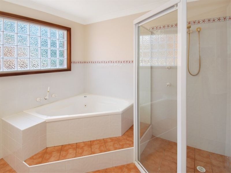 32 Loch Carron Avenue, Farmborough Heights NSW 2526