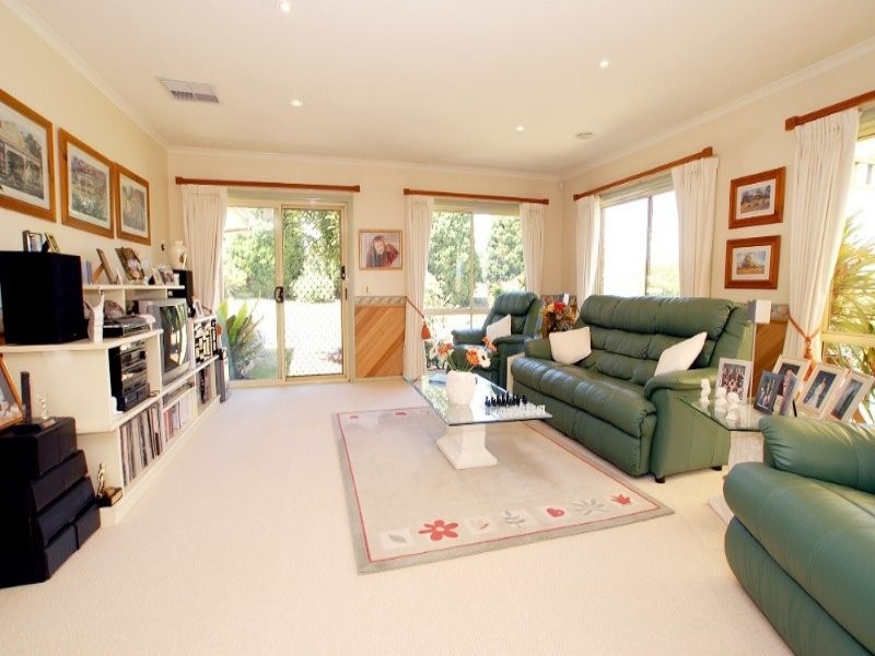 8 Moonlight Drive, Lysterfield VIC 3156