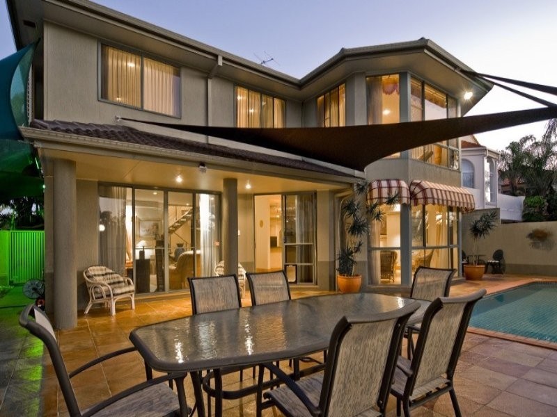 10 Folkstone Place, Runaway Bay QLD 4216