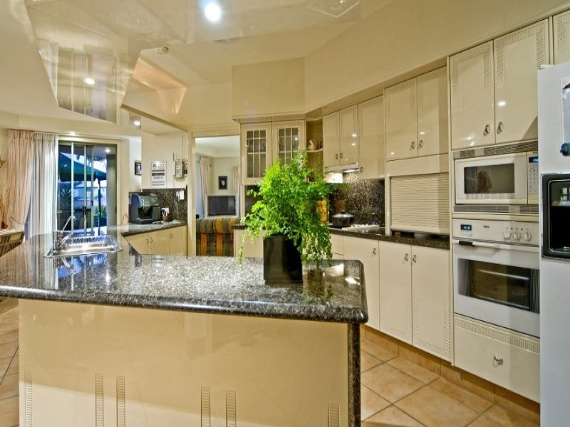 10 Folkstone Place, Runaway Bay QLD 4216