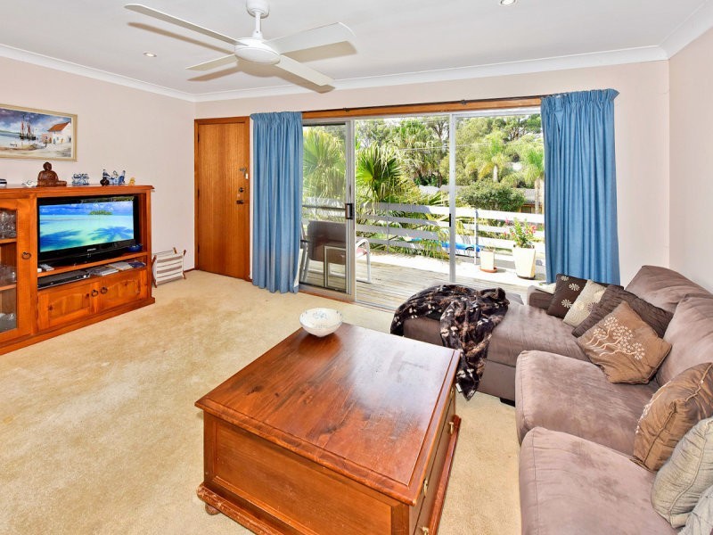 19 Wendy Dr, Point Clare NSW 2250