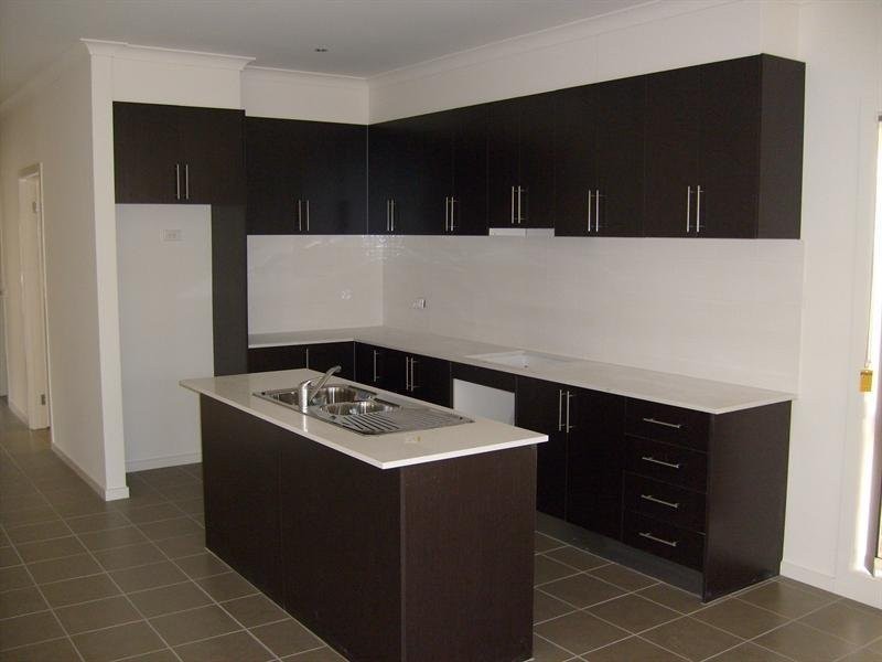 4 Dolphin Drive, South Morang VIC 3752