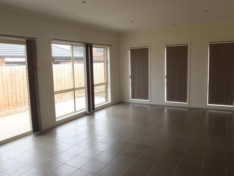 4 Dolphin Drive, South Morang VIC 3752
