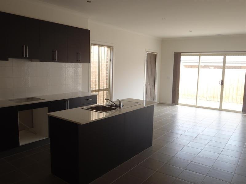 4 Dolphin Drive, South Morang VIC 3752