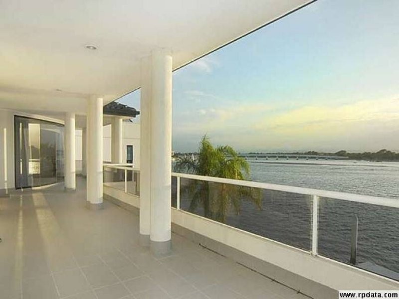 42 Brittanic Cres, Sovereign Islands QLD 4216