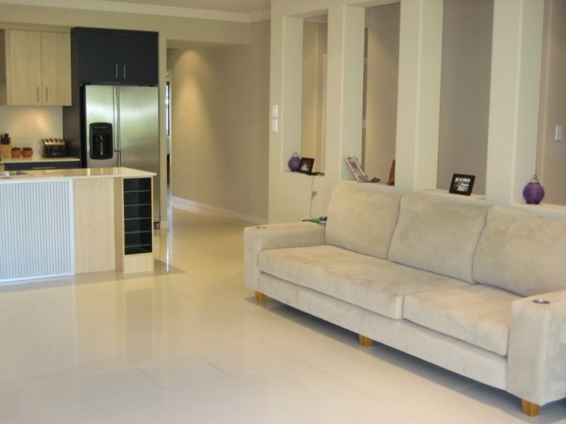 8 Waterview Crescent, Sorrento QLD 4217