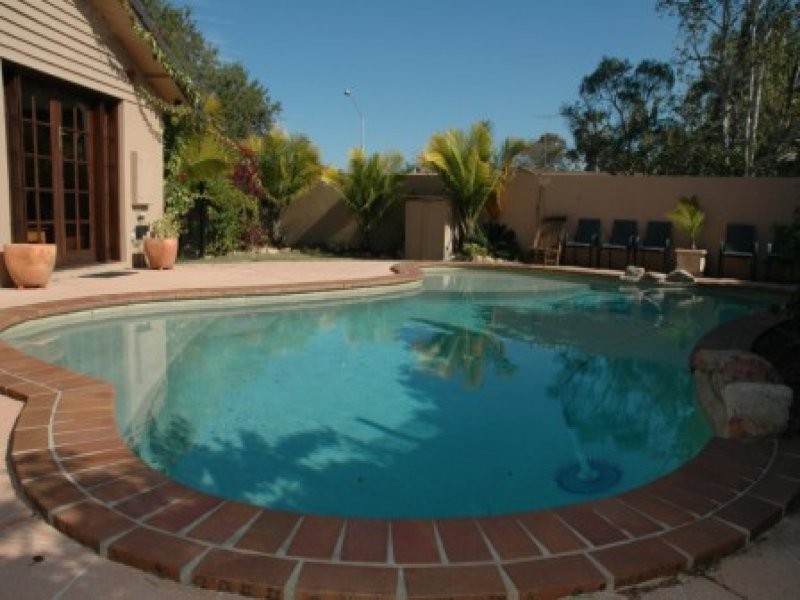 4 Rawlinna Drive, Mermaid Waters QLD 4218