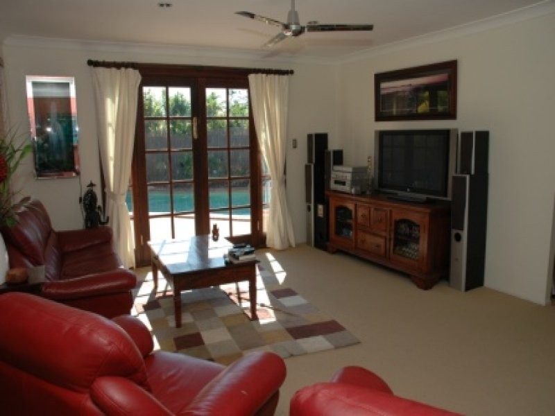 4 Rawlinna Drive, Mermaid Waters QLD 4218