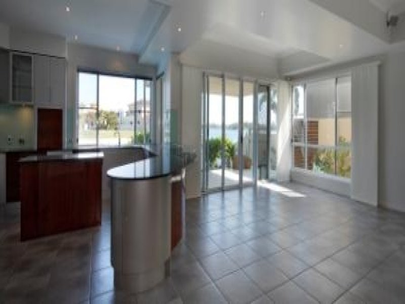 10 Westminster Court, Sovereign Islands QLD 4216