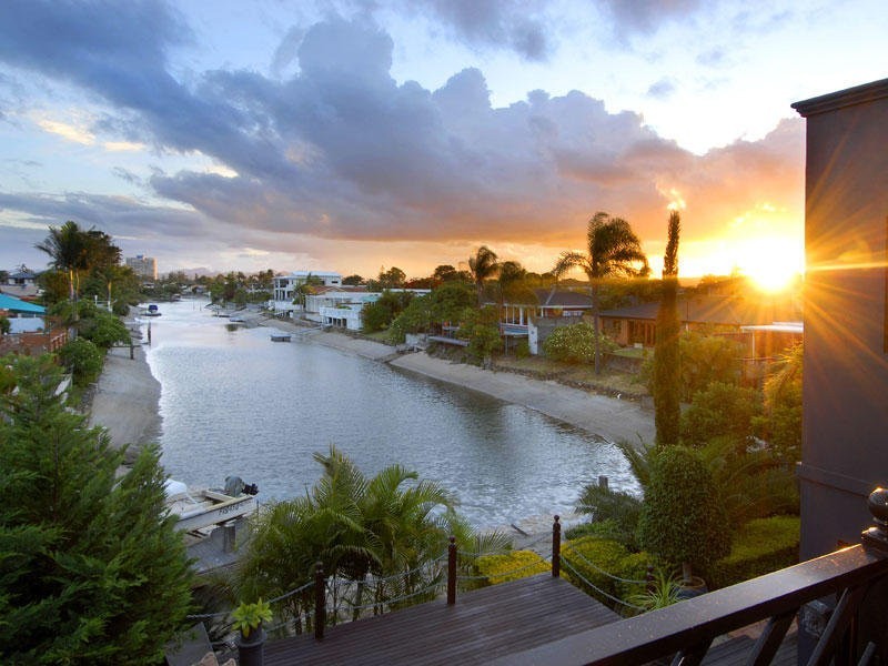 34 T E Peters Drive, Broadbeach Waters QLD 4218