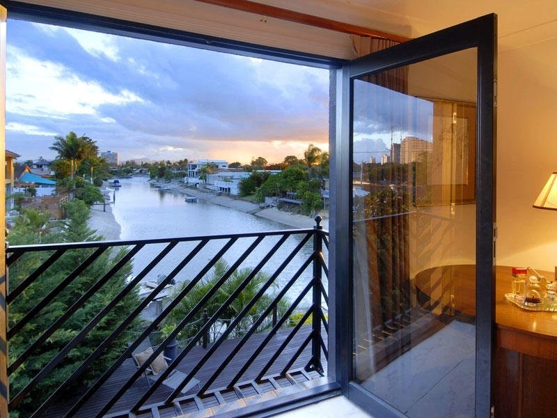 34 T E Peters Drive, Broadbeach Waters QLD 4218