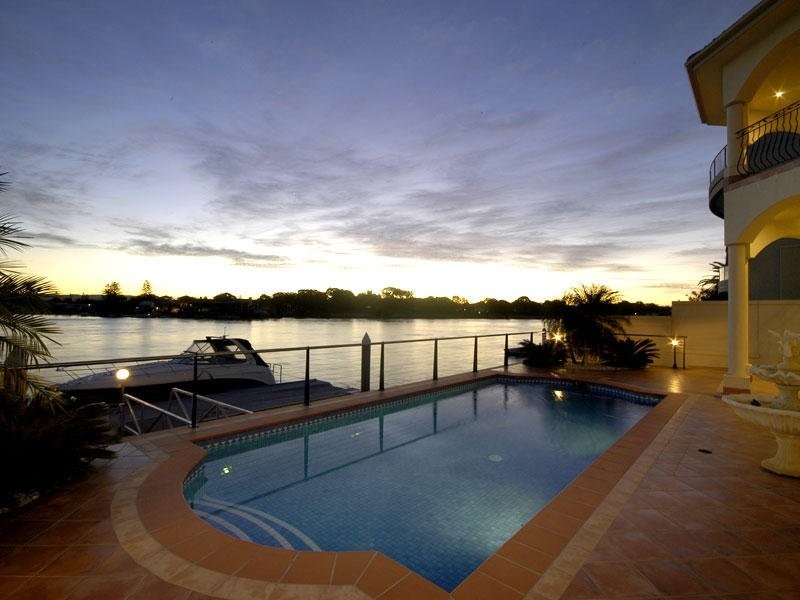 102 Admiralty Drive, Paradise Waters QLD 4217