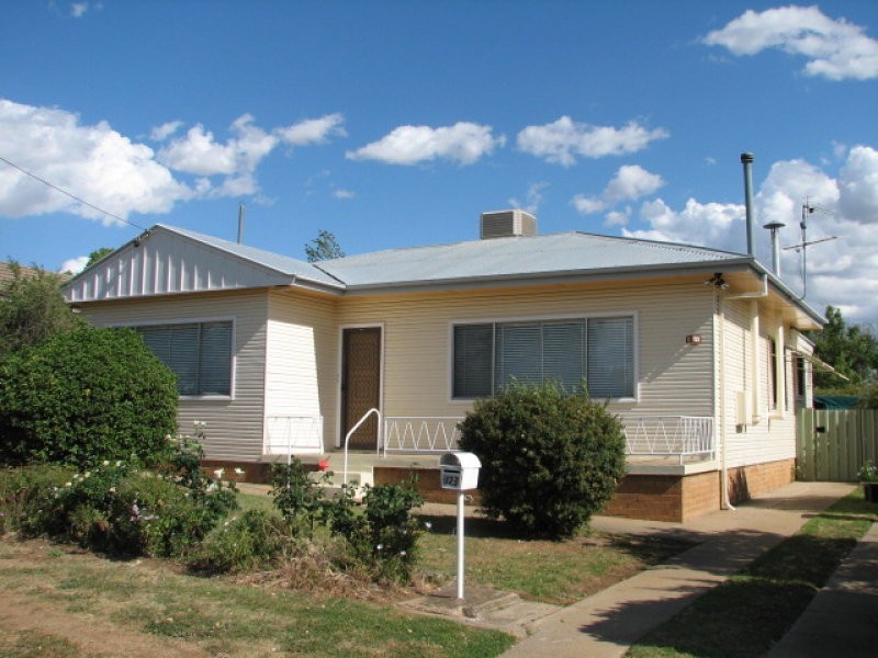 123 Robert Street, Tamworth NSW 2340