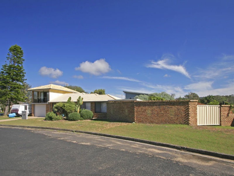 1 Bareena Ave, North Avoca NSW 2260