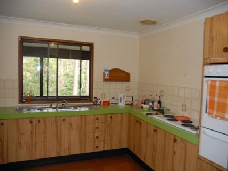 6 Table Top Road, North Avoca NSW 2260