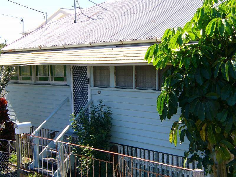 25 Gordon Pde, Manly QLD 4179