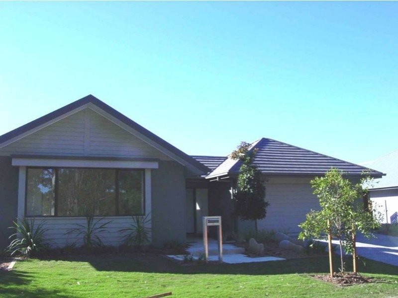 8 Torrens Crescent, Wakerley QLD 4154