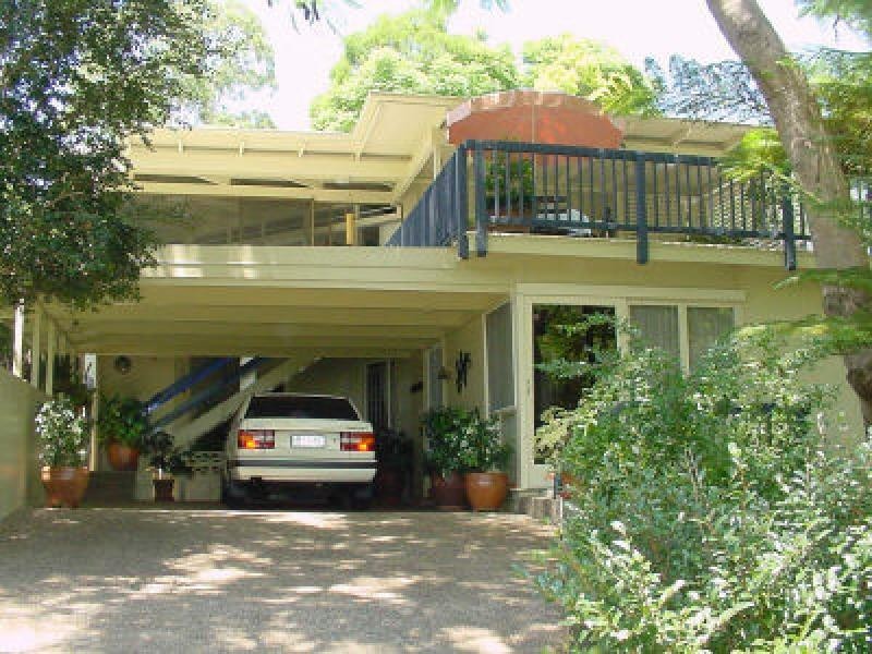 18 Mervyn Grove, St Lucia QLD 4067