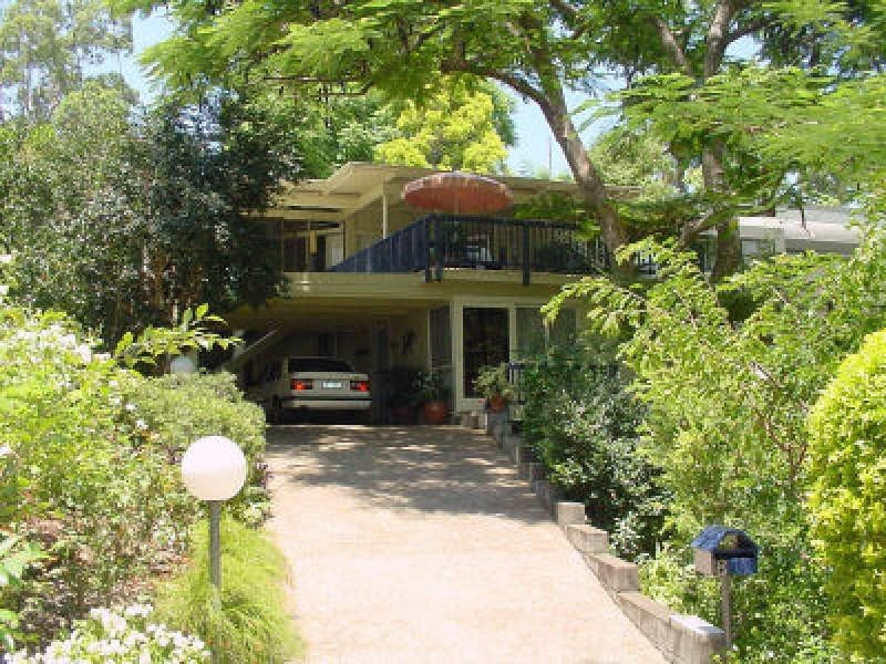 18 Mervyn Grove, St Lucia QLD 4067