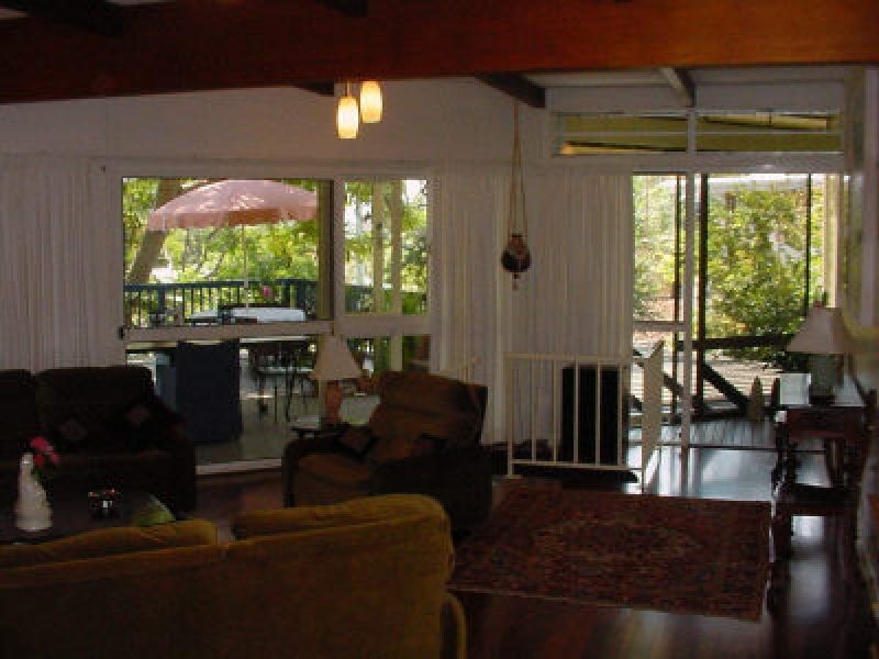 18 Mervyn Grove, St Lucia QLD 4067