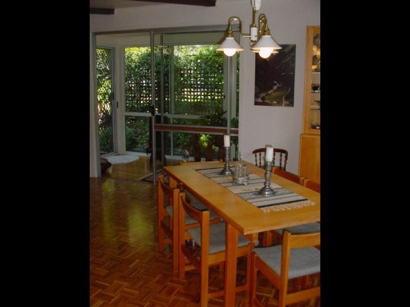 18 Mervyn Grove, St Lucia QLD 4067