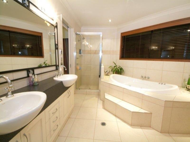 16 Glen Eagles Drive, Middle Ridge QLD 4350
