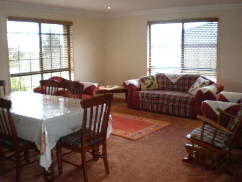 24 Scullin Street, Middle Ridge QLD 4350