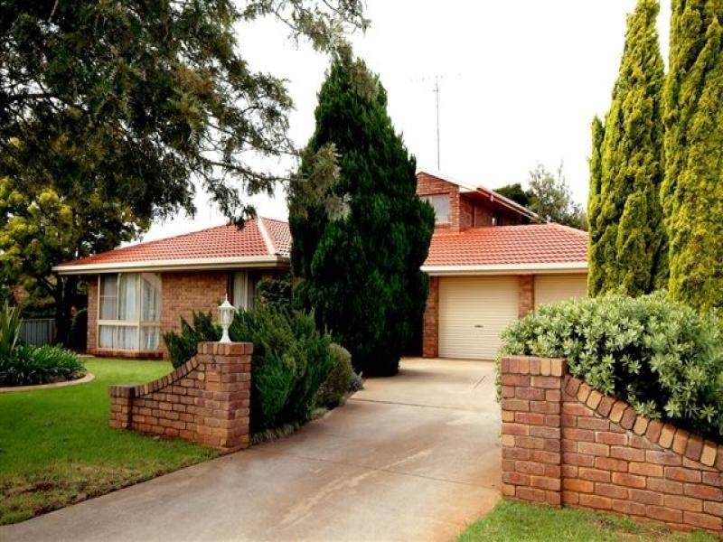 8 Qantas Court, Wilsonton QLD 4350