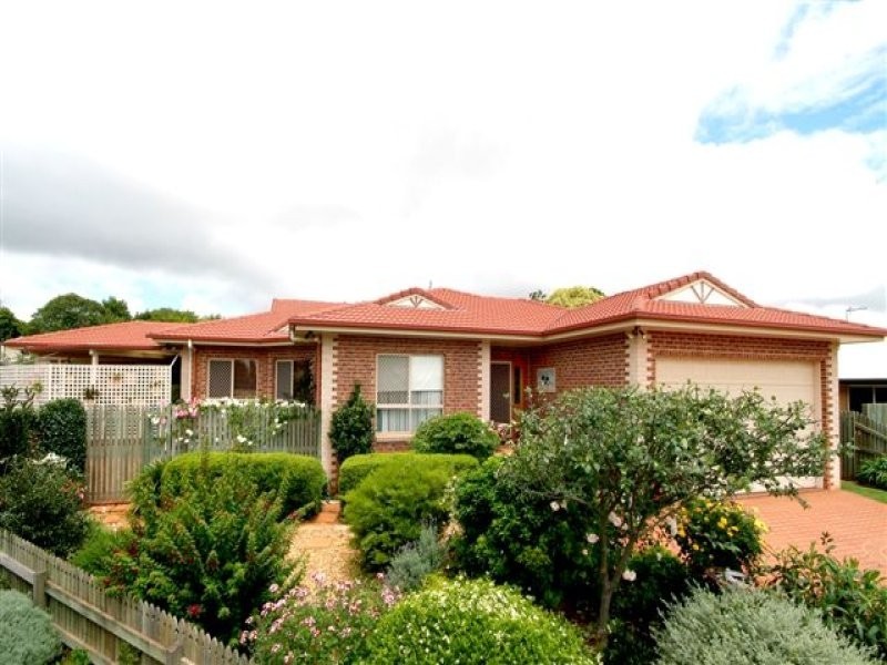 4 Poinsettia Court, Middle Ridge QLD 4350