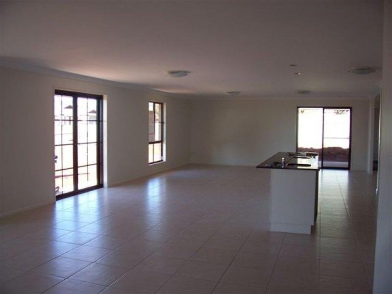8 Clara Street, Highfields QLD 4352