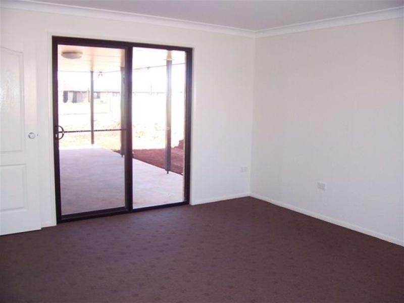 8 Clara Street, Highfields QLD 4352