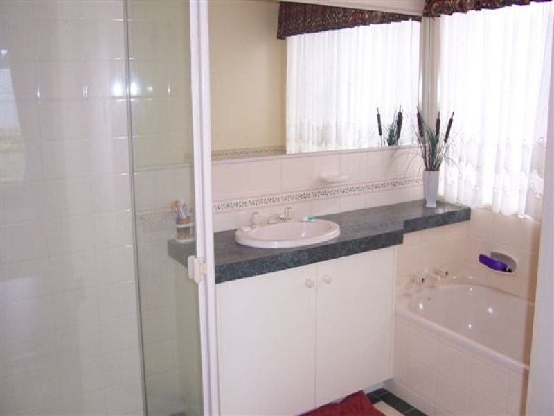 9 Buckle Street, Middle Ridge QLD 4350