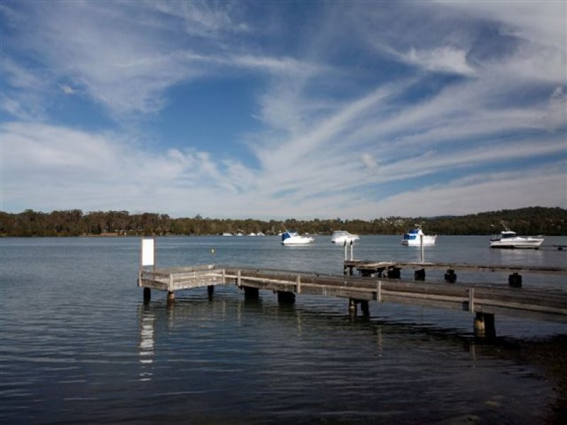 32 Lake Road, Fennell Bay NSW 2283