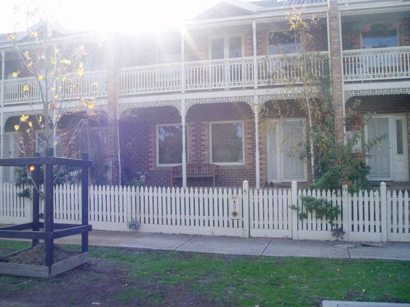 5 KLEIN CRESCENT, Roxburgh Park VIC 3064