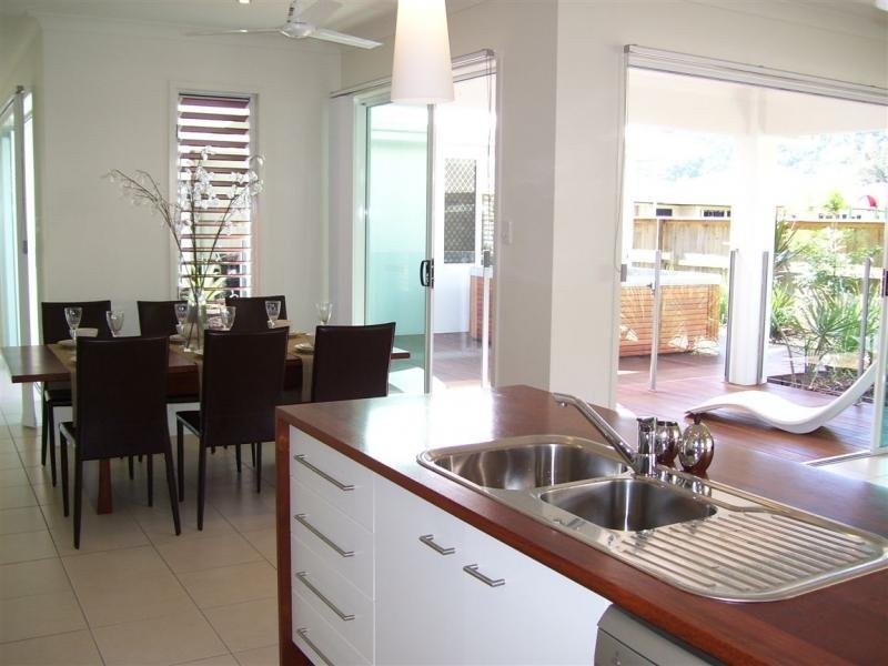 6 Davidson Close, Redlynch QLD 4870