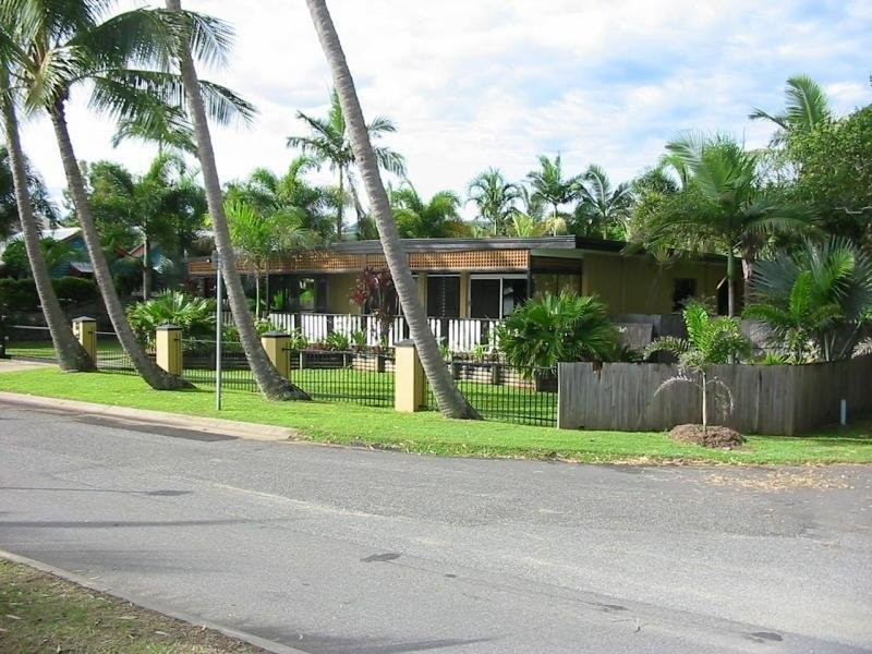 225 O’Shea Esplanade, Machans Beach QLD 4878