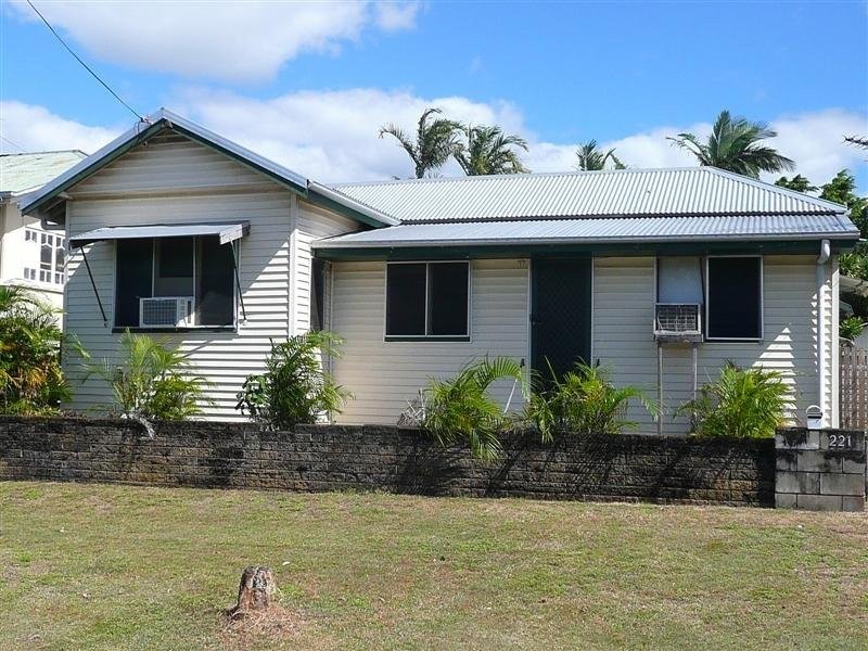 221 Lyons Street, Westcourt QLD 4870