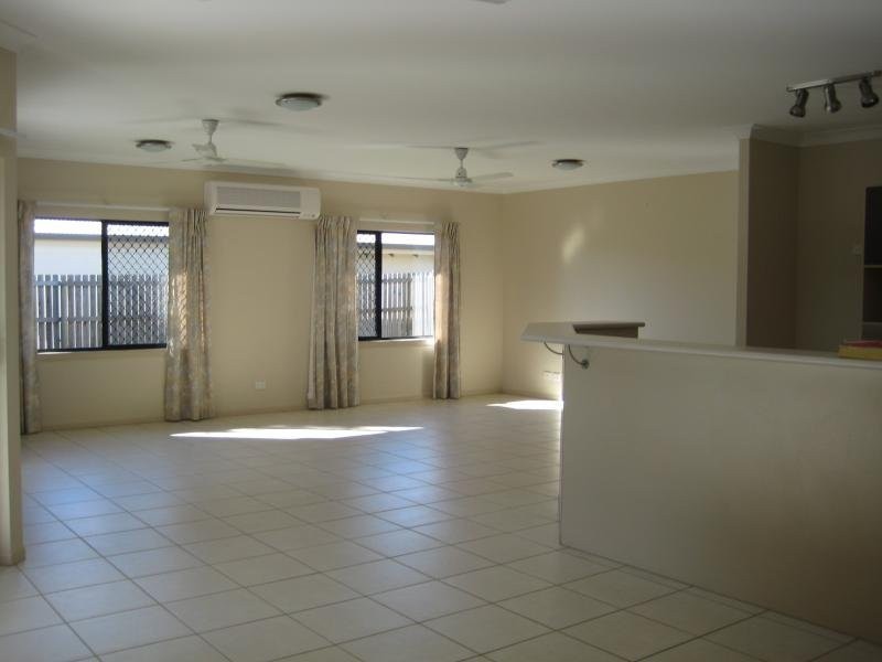 10 Pelling Close, Kanimbla QLD 4870