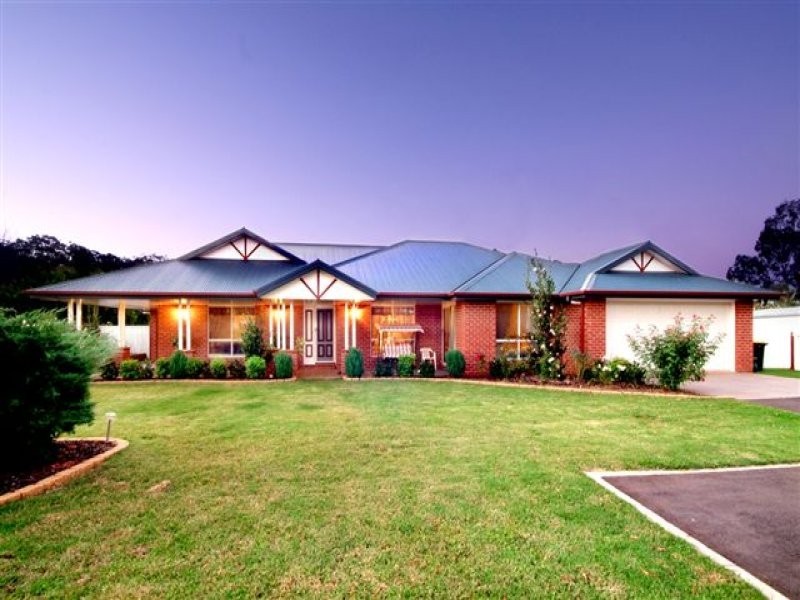 8 Tara Court, Highfields QLD 4352