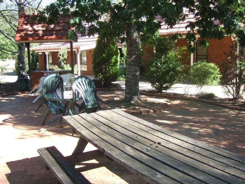 U1 and 2 Tudor Village, Racecourse Rd, Bright VIC 3741